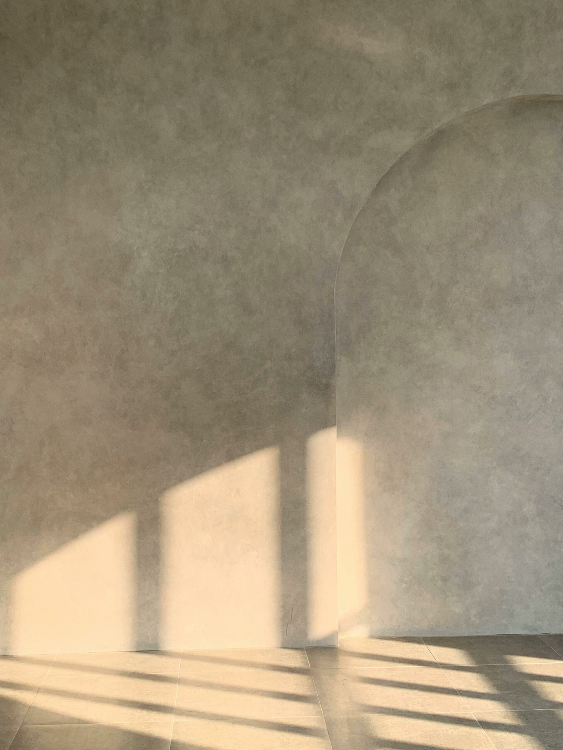 alexandra cochini psychologue mur surface ombre gris
